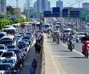 Hà Nội: Tắc đường kinh hoàng, xe máy đi lên cao tốc trên cao thoát thân