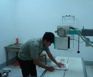Hi hữu máy chụp X-quang kẹp chết cứng bệnh nhân nữ