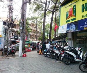Cảnh sát bị đâm chết trên phố vì...200 ngàn đồng?