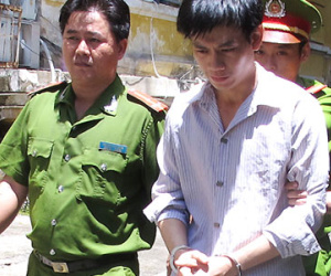 Giám đốc đập đầu nhà báo lĩnh án nhẹ hơn trước