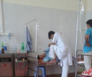 Giáo sư ngành y "mổ xẻ" sự thật vụ bác sĩ giẫm chân lên giường