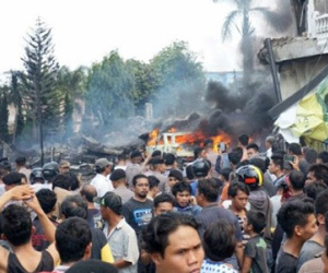 Máy bay quân sự rơi xuống khu dân cư ở Indonesia, ít nhất 30 người chết