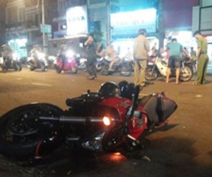 Mô tô "điên" tông xe máy văng xa, một người trọng thương