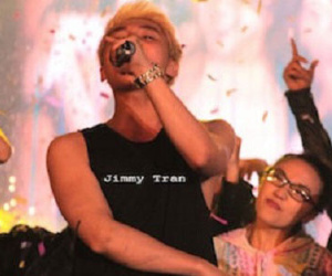 Sơn Tùng MTP cởi áo khoe cơ bắp cuộn cuồn khiến fans phát sốt