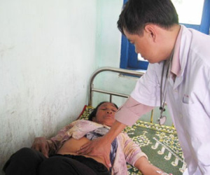 Chia thịt bò chết cho hàng xóm cùng ăn, 60 người nhập viện