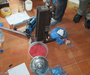 Đột kích lò điều chế ma túy ngoài đê sông Hồng