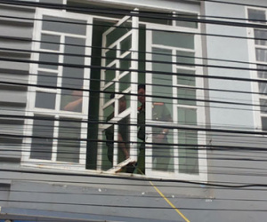 Một phụ huynh đưa con đi thi bị rơi từ lầu hai