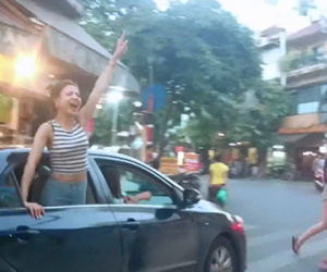 Nhóm chân dài trên xế hộp gào rú khắp phố phường Hà Nội