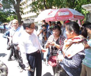 PTT Vũ Đức Đam xuất hiện ở điểm thi trường Bách Khoa để phát cơm và nước miễn phí
