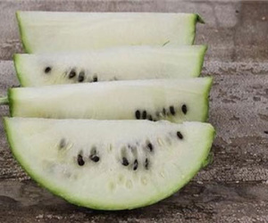 Sau thanh mai, dưa hấu ruột trắng gây sốt người tiêu dùng Hà Nội