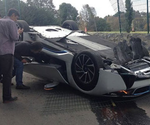 Siêu xe BMW i8 lật ngửa, lái xe mắc kẹt vì cửa xe cánh chim
