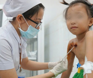Cậu bé nghịch súng bắn 10 viên đạn vào ngực em gái