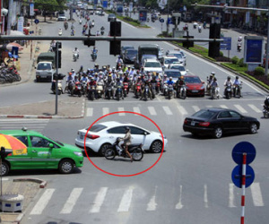 Hà Nội: Nóng 40 độ C, người dân ào ào vượt đèn đỏ