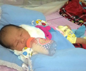 Hà Nội: Phát hiện bé sơ sinh còn nguyên dây rốn bị bỏ rơi trong túi nilon
