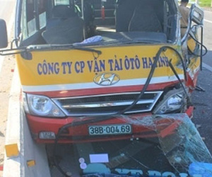 Hơn 20 hành khách hoảng loạn khi xe buýt tông ôtô tải