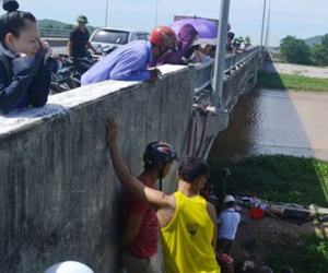 Thanh niên cởi trần chết ở tư thế quỳ gối, đầu cắm xuống đất