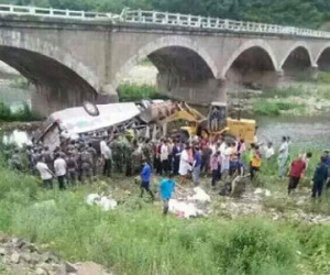 Xe buýt lao xuống sông, gần chục người thiệt mạng
