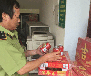Bắt giữ hàng tạ xúc xích, mì bún Trung Quốc nhập lậu