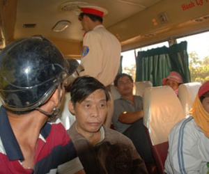 Bắt nóng 2 đối tượng trộm cắp trốn trên xe khách