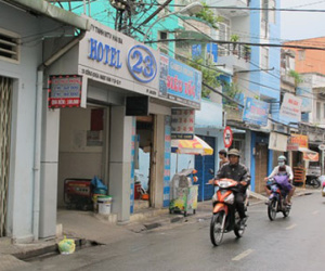 Ghen tuông, nữ nhân viên cắt tóc giết bạn tình đồng tính