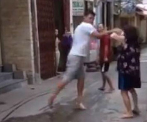 Hà Nội: Tâm sự của bà lão bị cháu ruột cầm dép tát vào mặt giữa phố