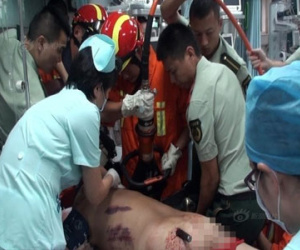 Hãi hùng tai nạn người đàn ông bị thanh sắt 2m xuyên thủng người
