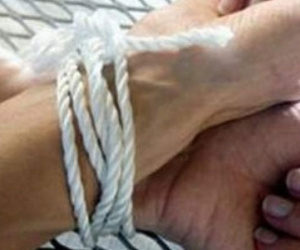 Kinh hoàng chồng trói tay chân, nhét giẻ vào mồm vợ bắt "quan hệ"
