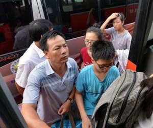 Sĩ tử vội vã rời thành phố sau 4 môn thi