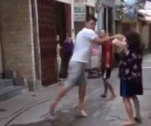 Sốc với clip nam thanh niên dùng dép đánh vào mặt cụ già ở Hà Nội