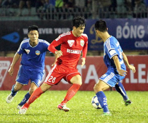 Công Vinh mờ nhạt vì được cưng chiều?