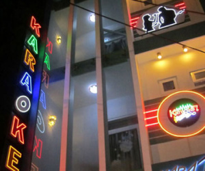 Hỗn chiến trước quán karaoke vì ôtô dừng đỗ lâu