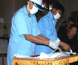 Khi khâm liệm, phát hiện người nhà chết bất thường
