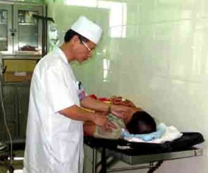 Phụ huynh đưa con đi thi rơi từ tầng 2 đã qua cơn nguy kịch