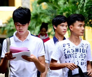 Thí sinh nhờ chủ tịch hội đồng thi gọi điện cho "anh hai, anh ba..."