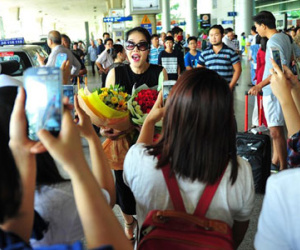 Thu Phương được fan vây kín ở sân bay