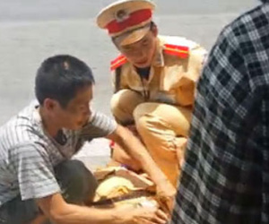 Yêu cầu dừng xe, cảnh sát bị hai thanh niên tông xe gục giữa đường