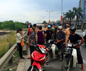 Bé trai 12 tuổi bị tàu hỏa kéo lê hơn 10 m