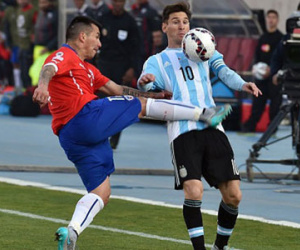 Người nhà Messi bị CĐV Chile tấn công ngay trên sân