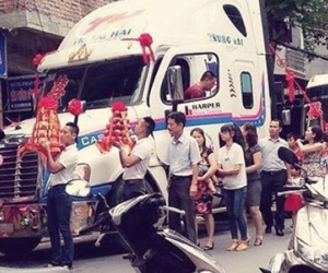 Đám cưới độc đáo ở Hải Phòng rước dâu bằng đầu xe container hạng nặng