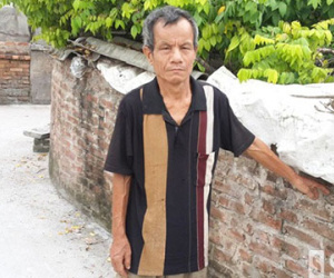 Ông ngoại bị cháu đạp, bóp cổ vì chuộc lại đồ đã bán