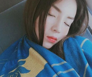 Sợ hãi dư luận, Kỳ Duyên trùm kín chăn ngủ trên máy bay