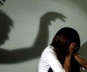 Ba thanh niên cùng làm "chuyện người lớn" với thiếu nữ
