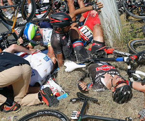 Tai nạn nghiêm trọng trên đường đua Tour de France