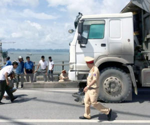 Xe máy va vào đầu xe ben khiến một nam thanh niên tử vong