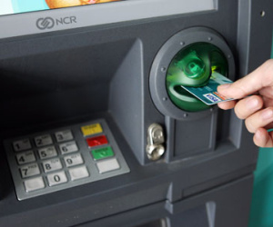 ATM gánh gần 30 loại phí: Lương Việt Nam, phí như Tây