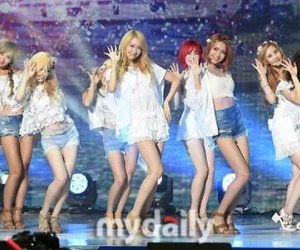 SNSD bùng nổ trên sân khấu giới thiệu "bom tấn" mới