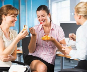 7 thói quen ăn uống sai lầm của dân văn phòng