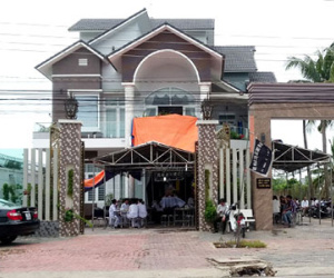 Chui vào cốp ôtô, hai em nhỏ tử vong