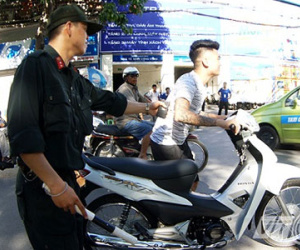 CSGT Hà Nội "truy quét" lái xe đầu trọc, xăm trổ ngổ ngáo lạng lách trên phố
