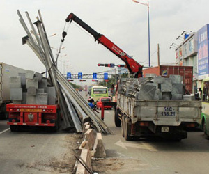 Nhiều tấn thép rơi từ xe tải đang chạy xuống xa lộ Hà Nội